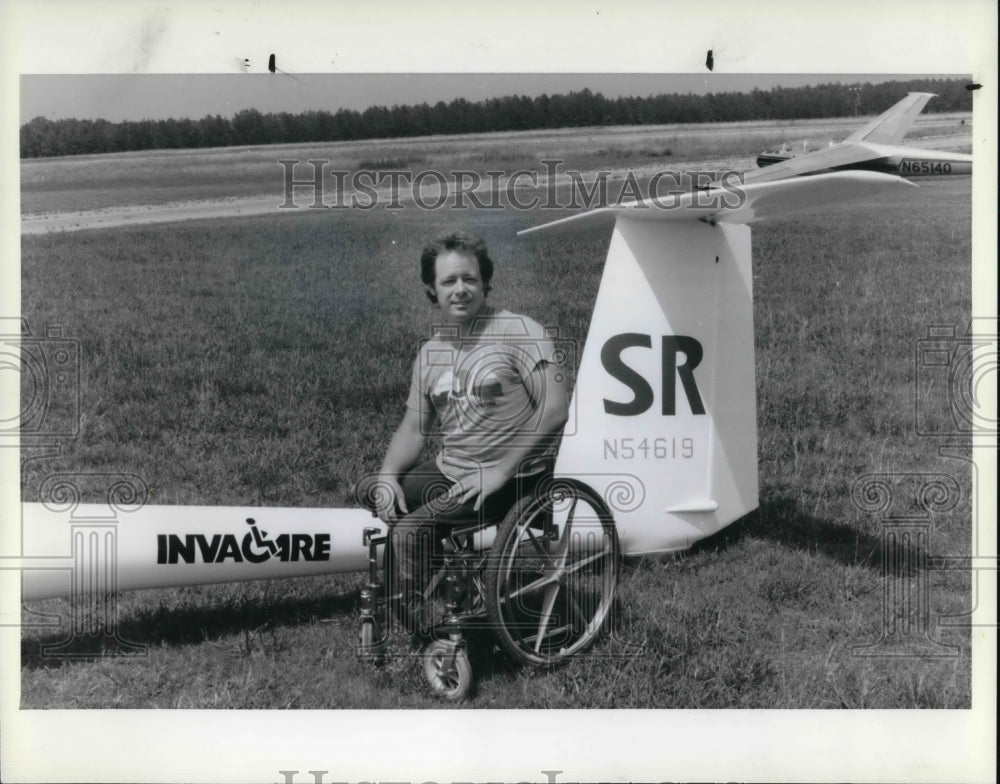 1982 Press Photo Terry Frazier & his sailplane at Labor Day Cleveland Air Show - Historic Images