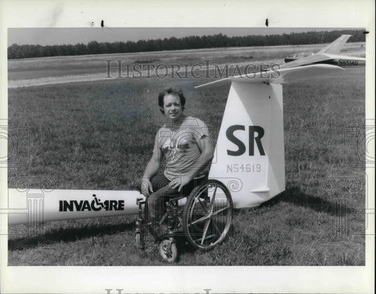 1982 Press Photo Terry Frazier & his sailplane at Labor Day Cleveland Air Show - Historic Images