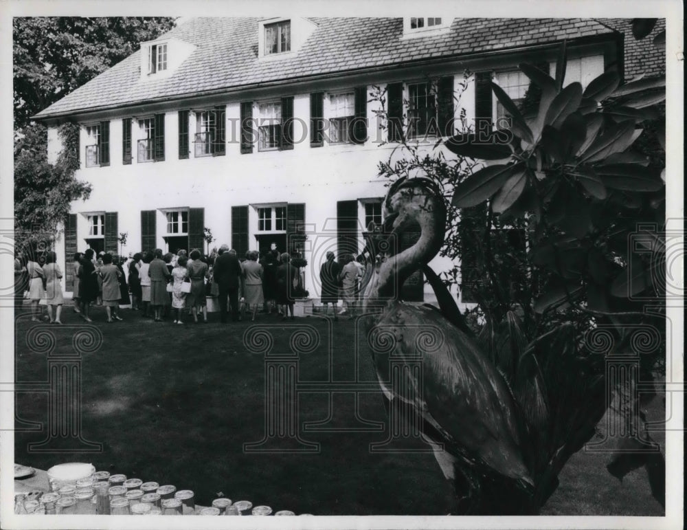 1967 Press Photo Guests stand in the doorway of Kenyon Bolton home - cva20885 - Historic Images