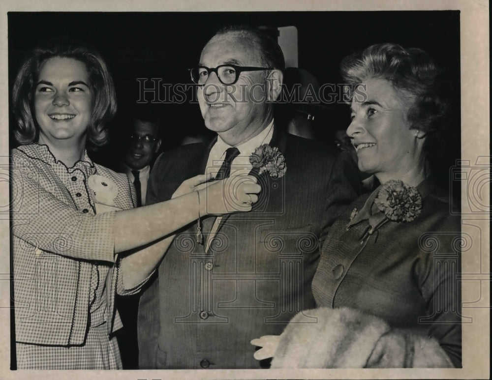 1964 Press Photo Gov. and Mrs. Edmund Pat Brown were pinned with a flowers - Historic Images