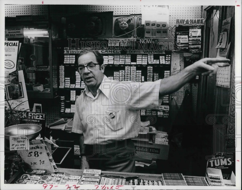 1976 Press Photo Sol Baker. Newstand Operator of Terminal Tower - Historic Images