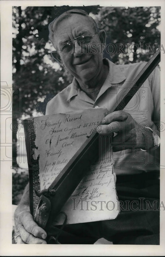 1975 Press Photo Henry S. Hulit shows a gun used in the Civil War - cva21022-Historic Images