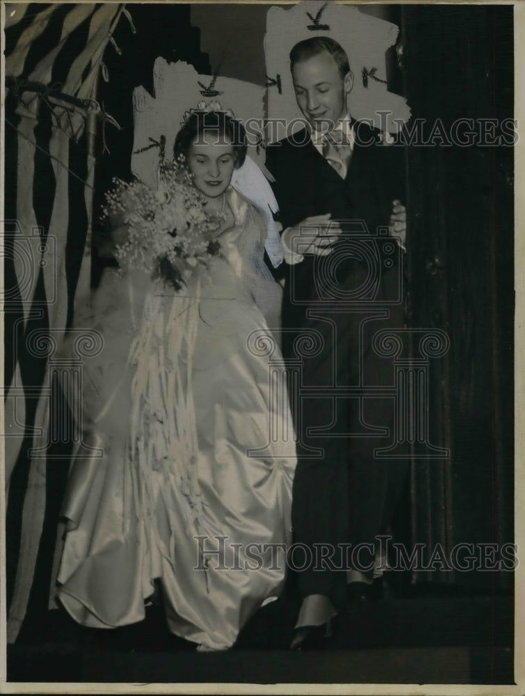 1959 Press Photo Mr. and Mrs. Gilbert Watts Humphrey walk after their wedding - Historic Images