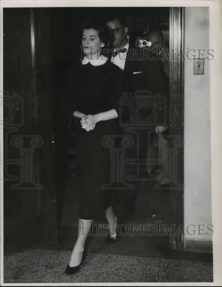 1954 Press Photo Susan Hayes and Inspector MacArthur Entering Court Room- Historic Images