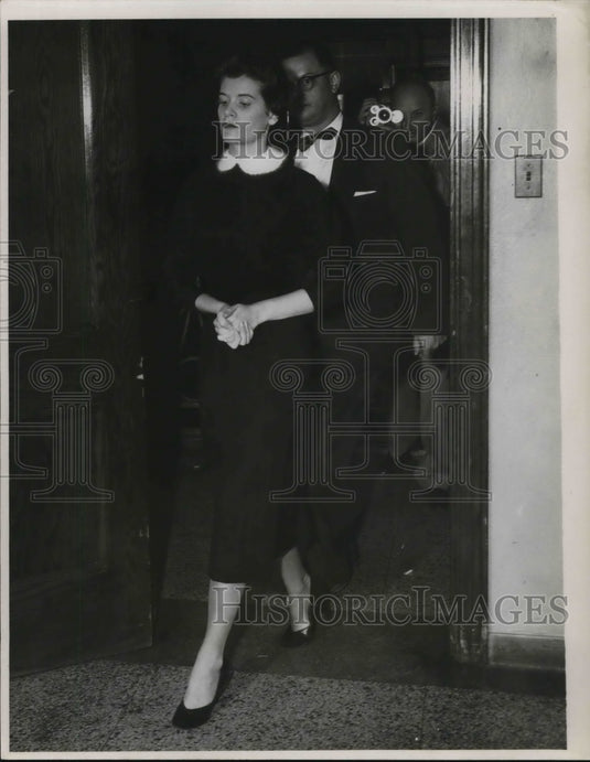 1954 Press Photo Susan Hayes and Inspector MacArthur Entering Court Room- Historic Images
