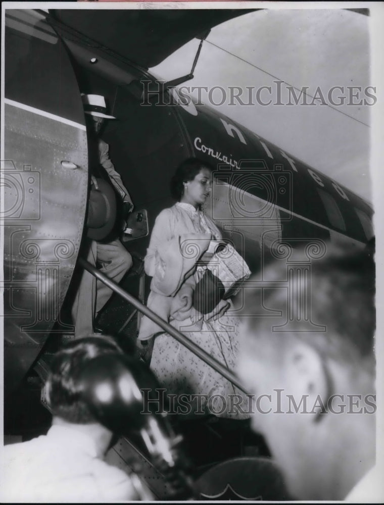 1954 Press Photo Susan Hayes steps down airplane after her arrival in Cleveland-Historic Images