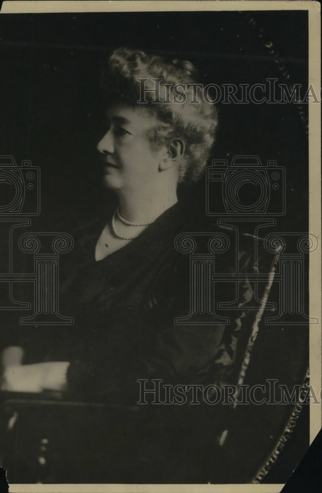 1921, Mrs. M.A. Hanna Looking to the Side - cva21068 - Historic Images