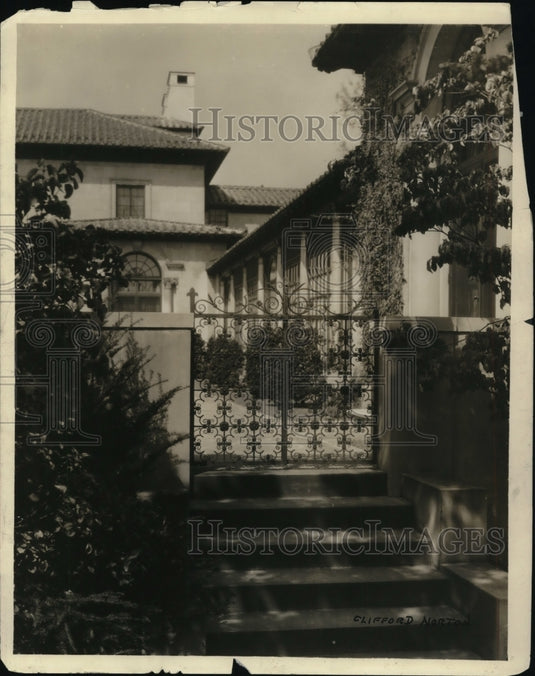 1933 Press Photo Mrs. LC Hanna's home, East Blvd garden gate - cva21075 - Historic Images