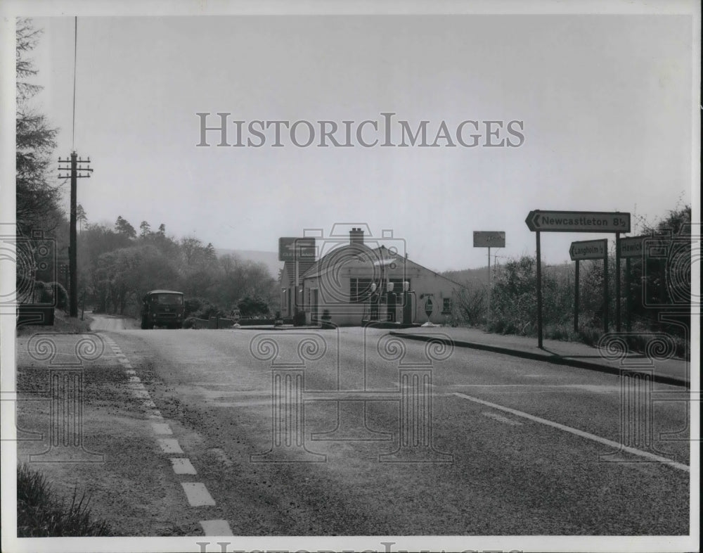 Press Photo Cleveland petrol Gasoline on the boarder County Highway in Scotland - Historic Images