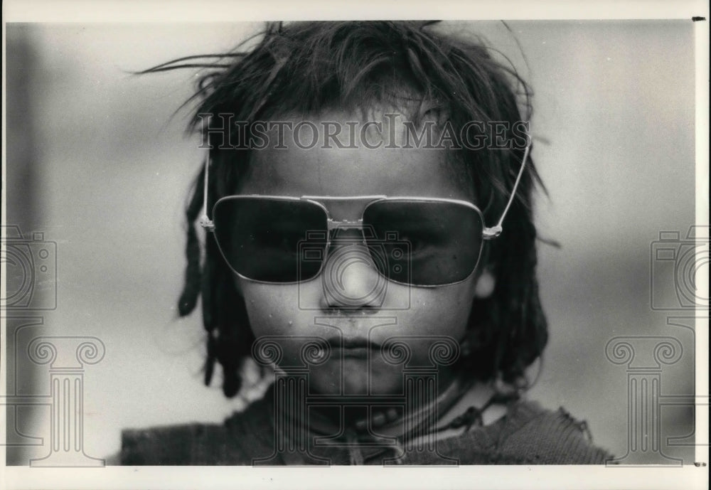 1986 Press Photo A Tibetan kid wears a sun glasses - Historic Images