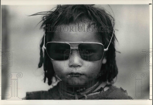1986 Press Photo A Tibetan kid wears a sun glasses - Historic Images