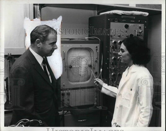 1970 Press Photo William Hunkin, II, checks oscilograph at Children's Hospital - Historic Images