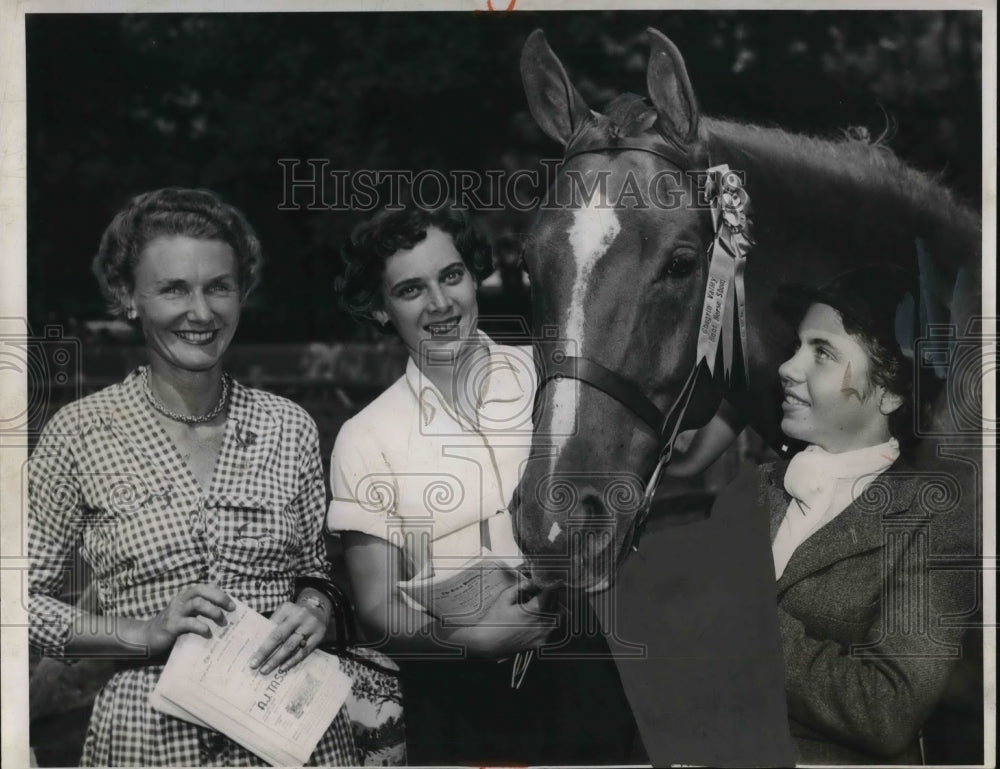 1955 Press Photo Mrs.Gilbert Humphrey with Miss Martha White and Margi Ickis - Historic Images