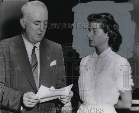 1955 Press Photo Susan Hayes Medical Technician with Dist.Atty Ernest Roll - Historic Images