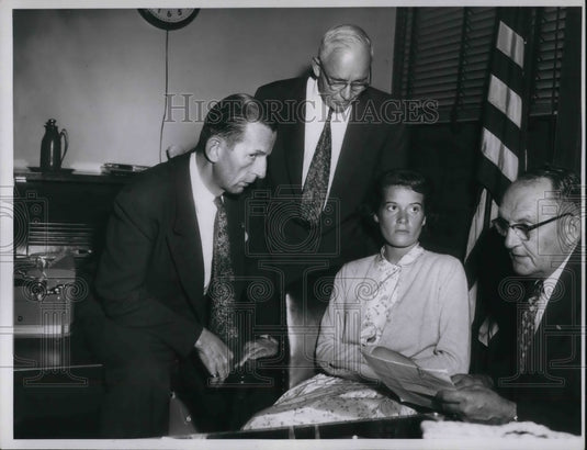 1954 Press Photo Susan Hayes questioned by Inspector James McArthur - cva21266 - Historic Images