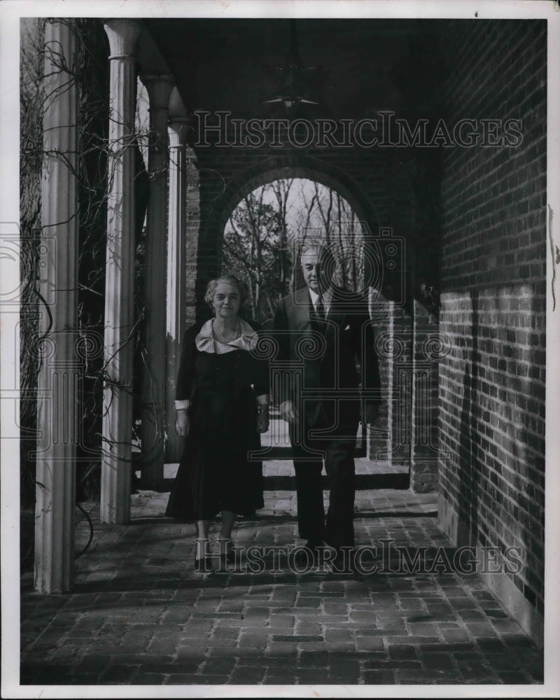 1953 Press Photo Mr. and Mrs. M. Humphrey, Washington Residence, front porch - Historic Images