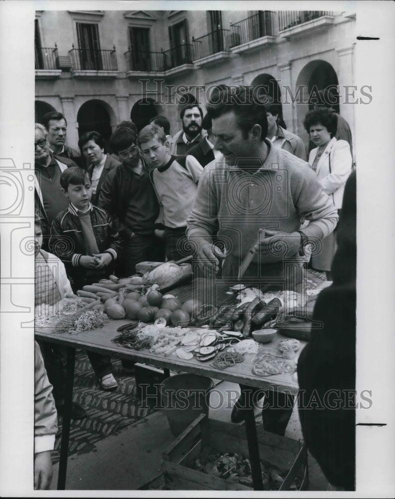 1985 Press Photo The flea market at the Victoria&#39;s main square in Spain - Historic Images