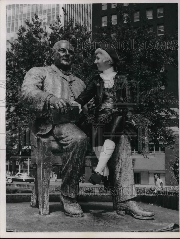 1967 Press Photo Larry Ruggieri at Tom L. Johnson statue in Public Square.-Historic Images