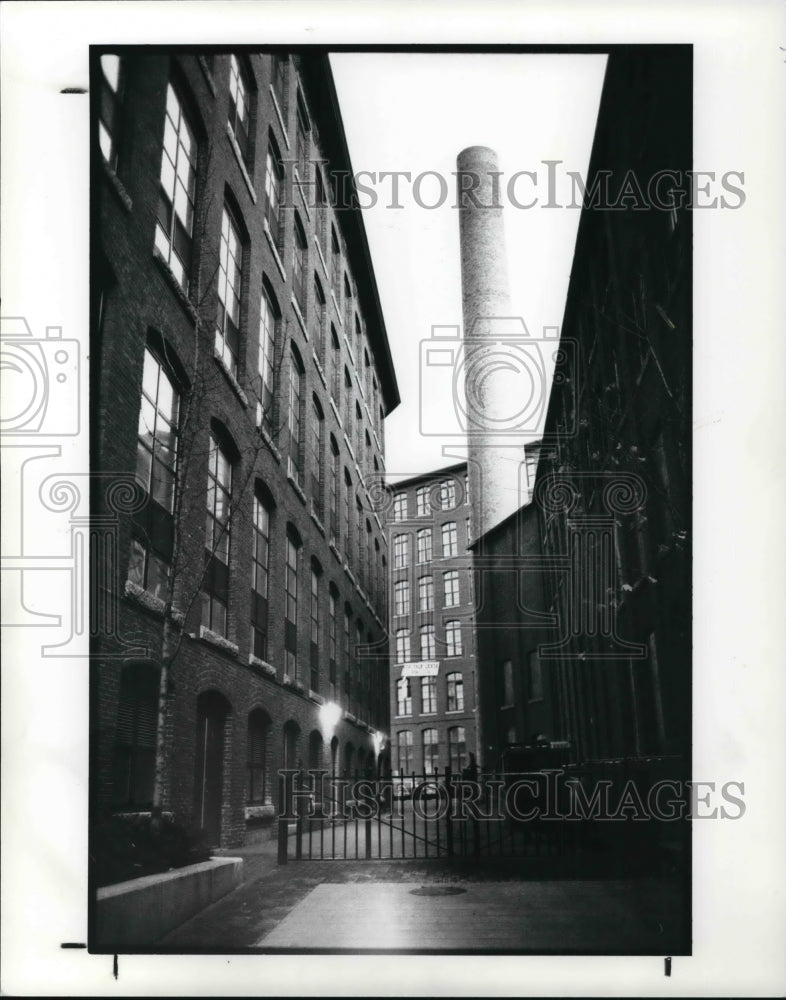 1987 Press Photo View of Alley in Lowell, Massachusetts - Historic Images