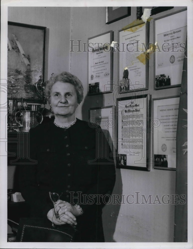 1961 Press Photo Mrs. R. Livingston Ireland, 19100 North park Boulevard, SH - Historic Images