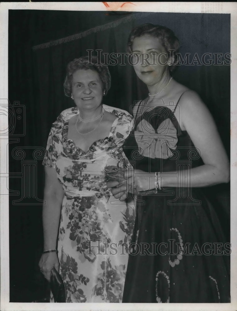 1951 Press Photo Mrs. R. Livingston Ireland poses with Mrs. George Love - Historic Images