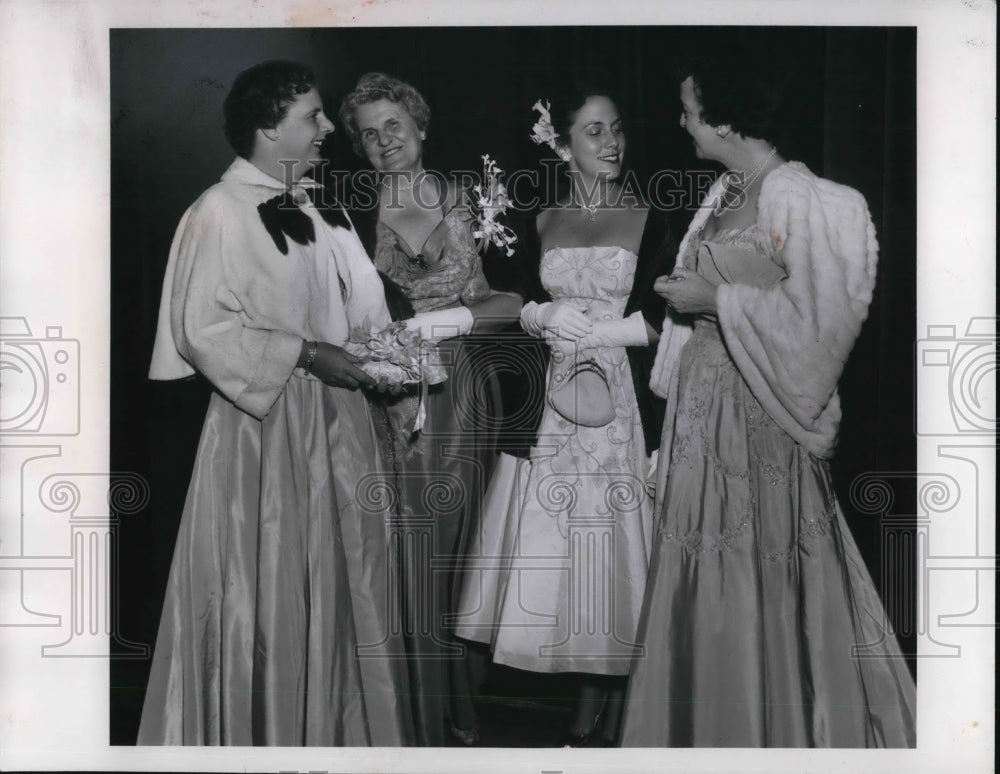 1955 Press Photo Mrs. & Miss Livingston Ireland & Mrs. & Miss Chandler - Historic Images