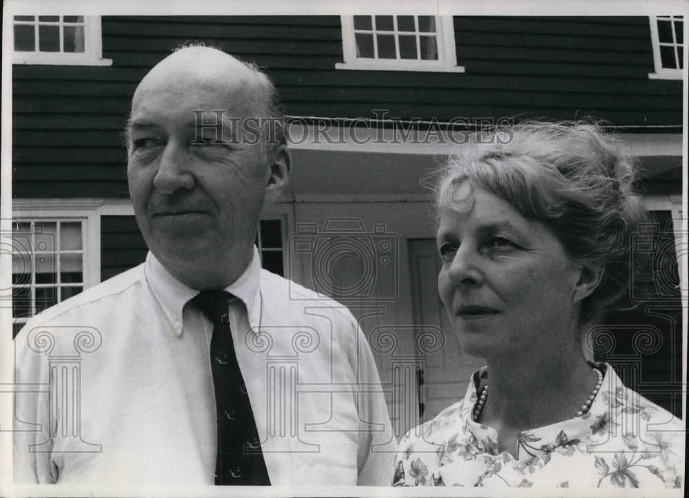 1971 S. Dillon Ripley &amp; wife, officer of Smithsonian Institution - Historic Images