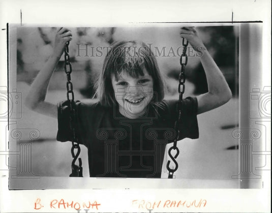1989 Press Photo Sarah Polley playing on a swing - Historic Images