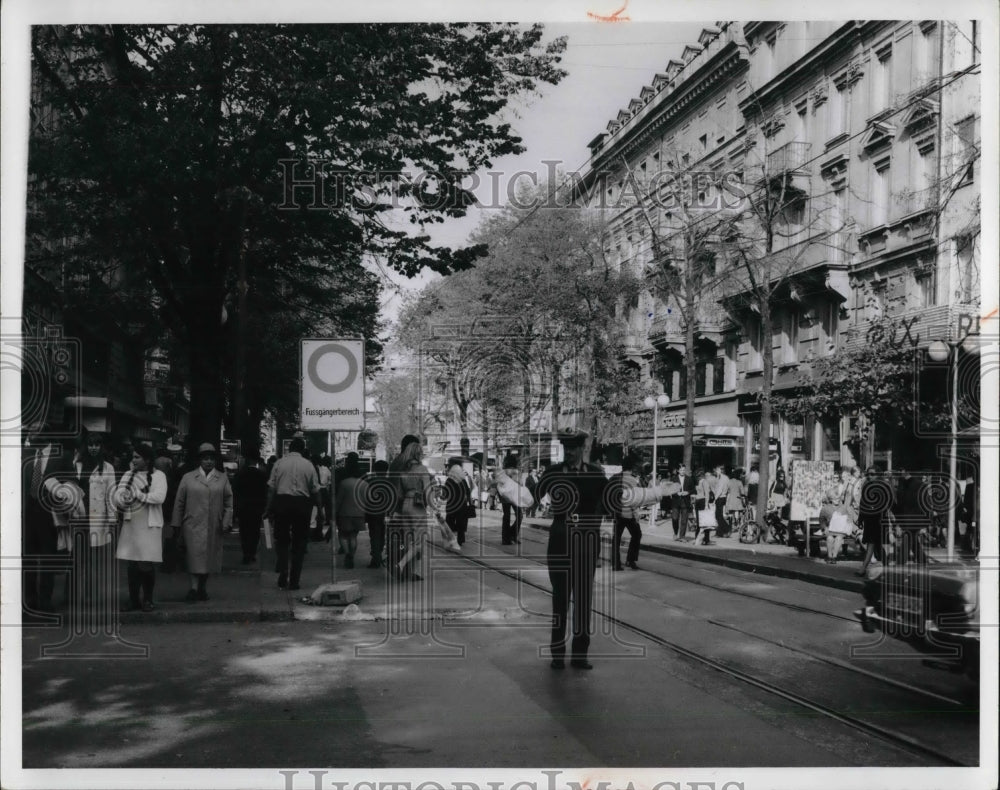1972 Press Photo Street scene in Old Zurich, Switzerland - cva21663 - Historic Images
