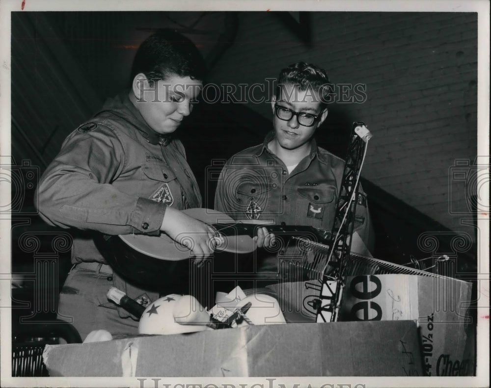 1967 Press Photo Thomas Roemer and Timothy Garett tour vocational rehabilitation-Historic Images