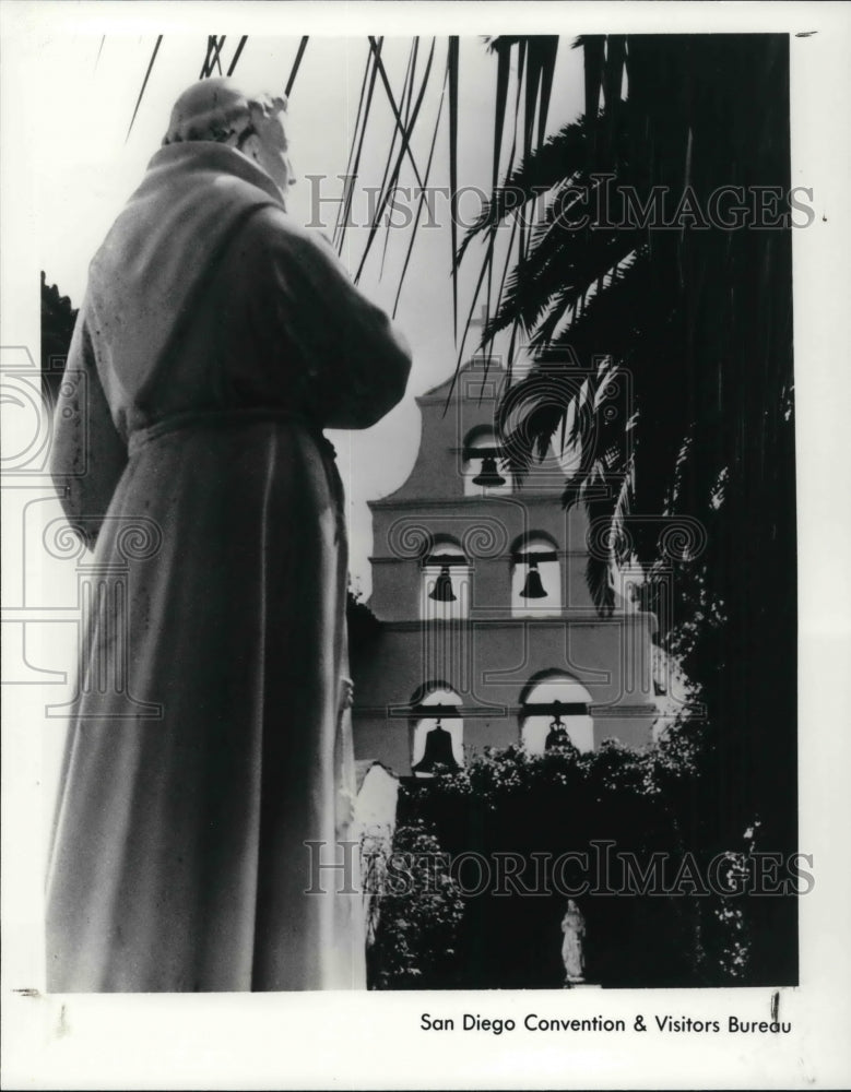 1984 Press Photo The statue of father Junipero Serra at the Mission San Diego - Historic Images