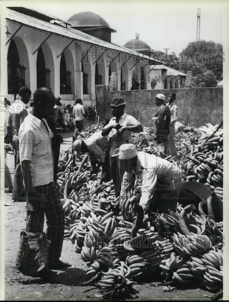 1983 Press Photo The bananas for sale in the market in Zanzibar, Tanzania - Historic Images