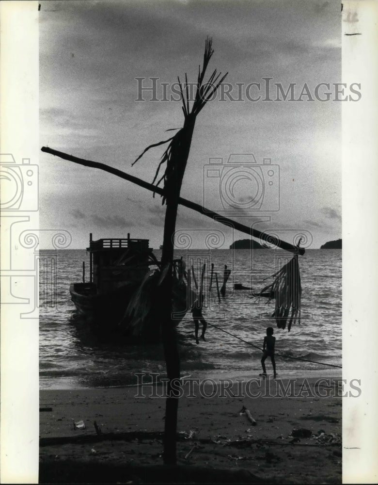 1987 Press Photo Gypsy Children of fishing village on Phuket Island Thailand - Historic Images