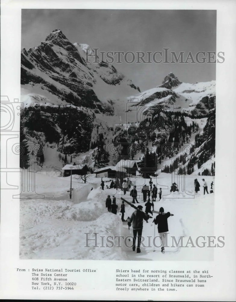 1981 Press Photo Skiers in morning classes at Ski School in Braunwald - Historic Images