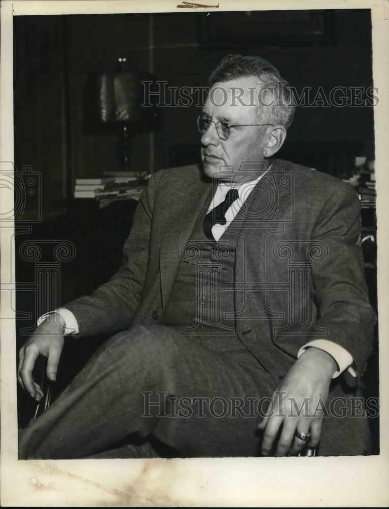 1986 Press Photo Governor Alf M. Landon of Kansas Listening to a Visitor - Historic Images