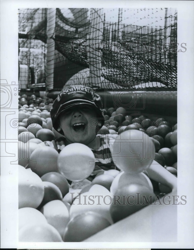 1987 Press Photo The Cap&#39;n Kids World ball crawl - Historic Images