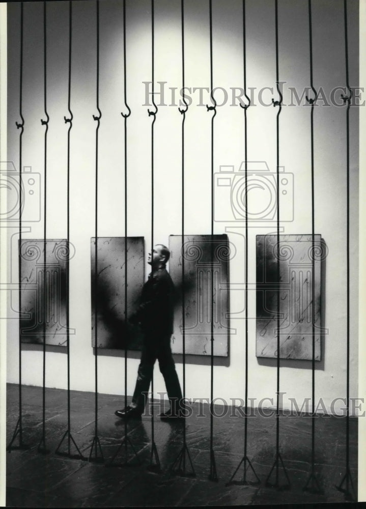 1993 Press Photo Leone & Macdonald untitled maze at New York's Whitney Museum - Historic Images