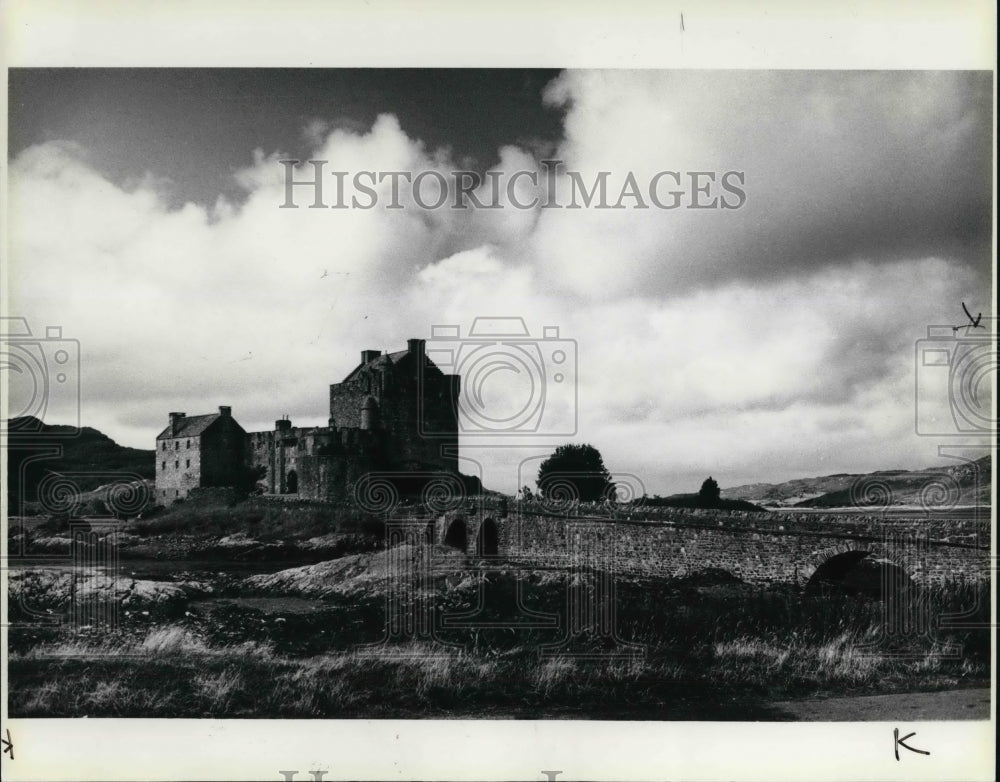 Press Photo Eilean Donan Castle on Loch Buich in Scottish Highlands - Historic Images