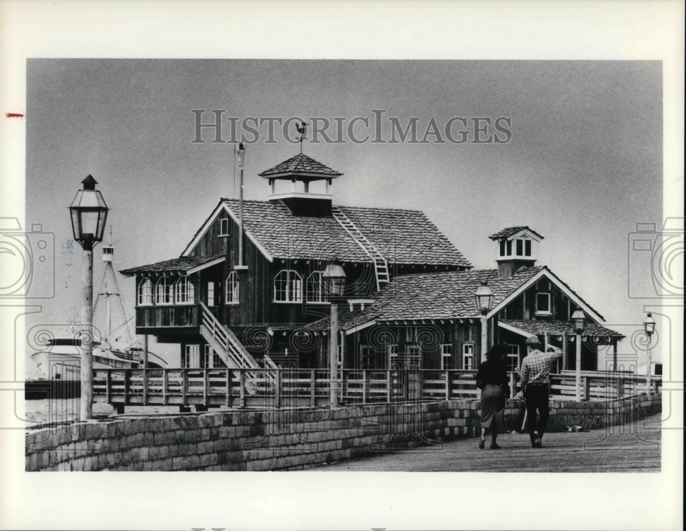 1980 Press Photo Workers add special touches to Pier Bldg at Seaport Village - Historic Images