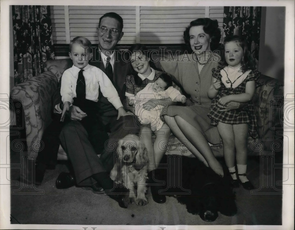 1952 Senator and Mrs. Estes Kefauver of Tennessee with children - Historic Images