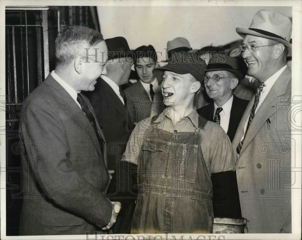 1986 Press Photo Governor Alfred M. Landon with the Sta Fe engineer Bill Ellis - Historic Images