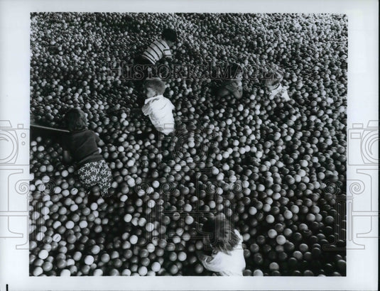 Press Photo Sea World's fantastic new ballroom for children, cannon ball craw - Historic Images