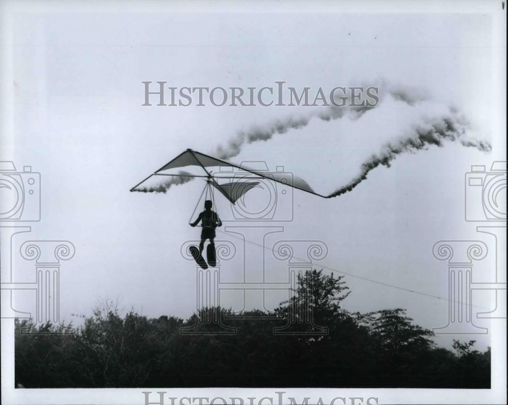 Press Photo Tommy Barlett Skiers at the Sea World is the kite flying stunt - Historic Images