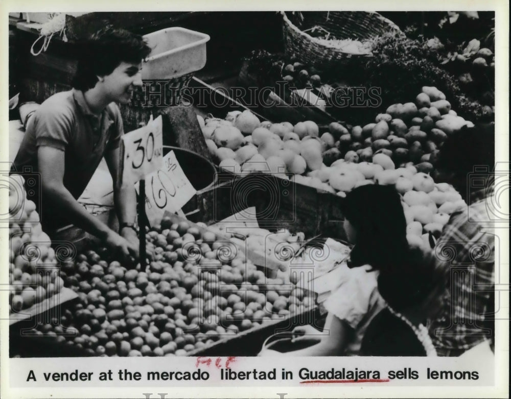 1986 Press Photo A vender at the mercado libertad in Guadalajara sells lemons - Historic Images