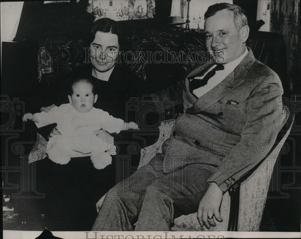 1933 Press Photo Baby Nancy Josephine Landon w/ Alfred M. Landon and mama- Historic Images