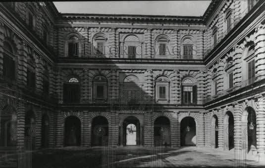 1984 Press Photo Courtyard of Brunelleschi's Majestic Palazzo Pitti in Italy - Historic Images
