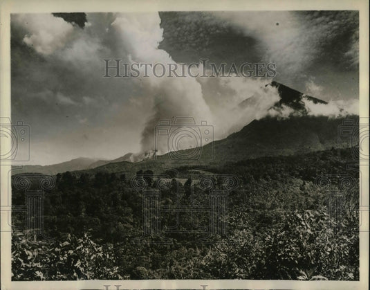 Press Photo Santa Maria Volcano in Guatemala erupted in November third. - Historic Images