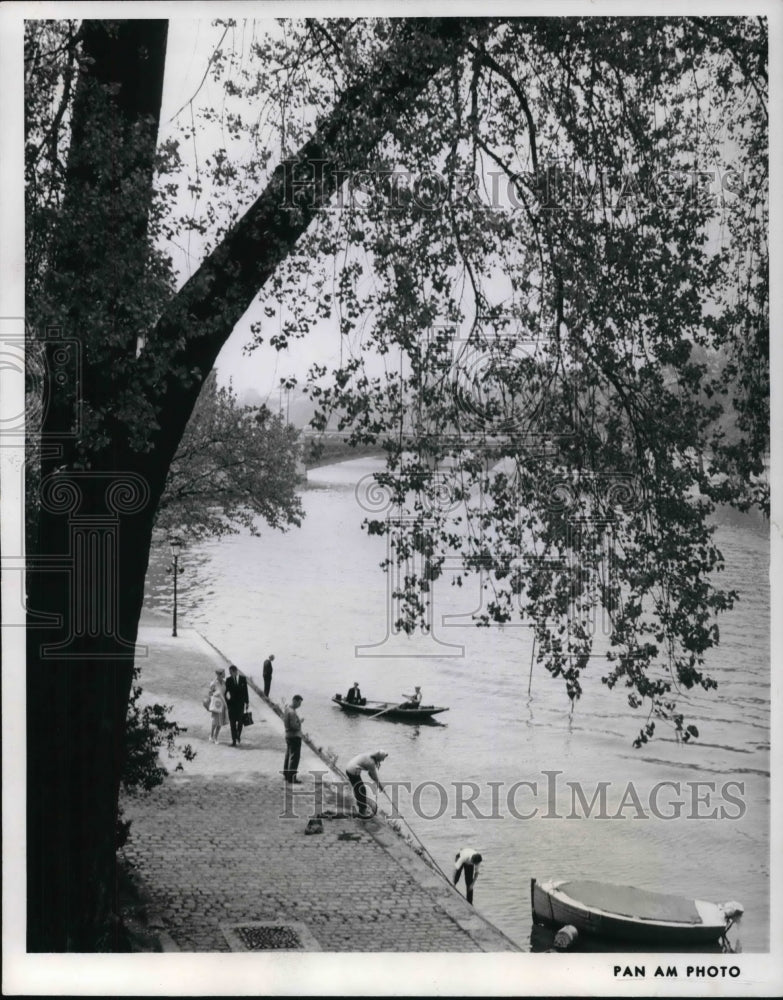 1962 Press Photo A cruise on the River Seine, flowing to the heart of Paris - Historic Images