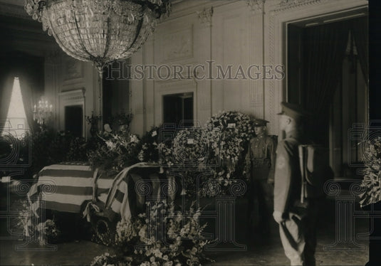 Press Photo Body placed among floral tributes in White House east room - Historic Images