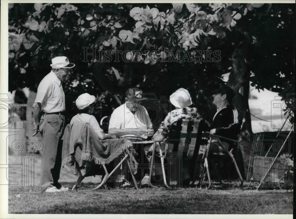 1989 Press Photo Retirees Enjoy Card Game in South Beach at Miami Beach - Historic Images